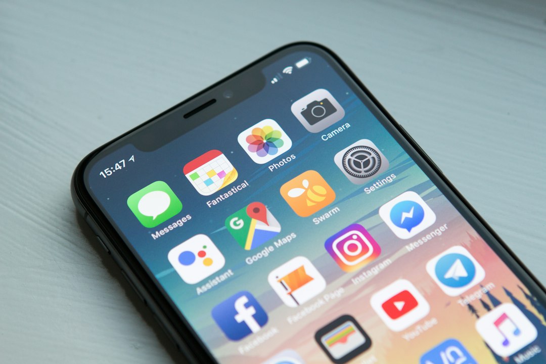 Smartphone com a tela inicial de aplicativos sobre uma superfície